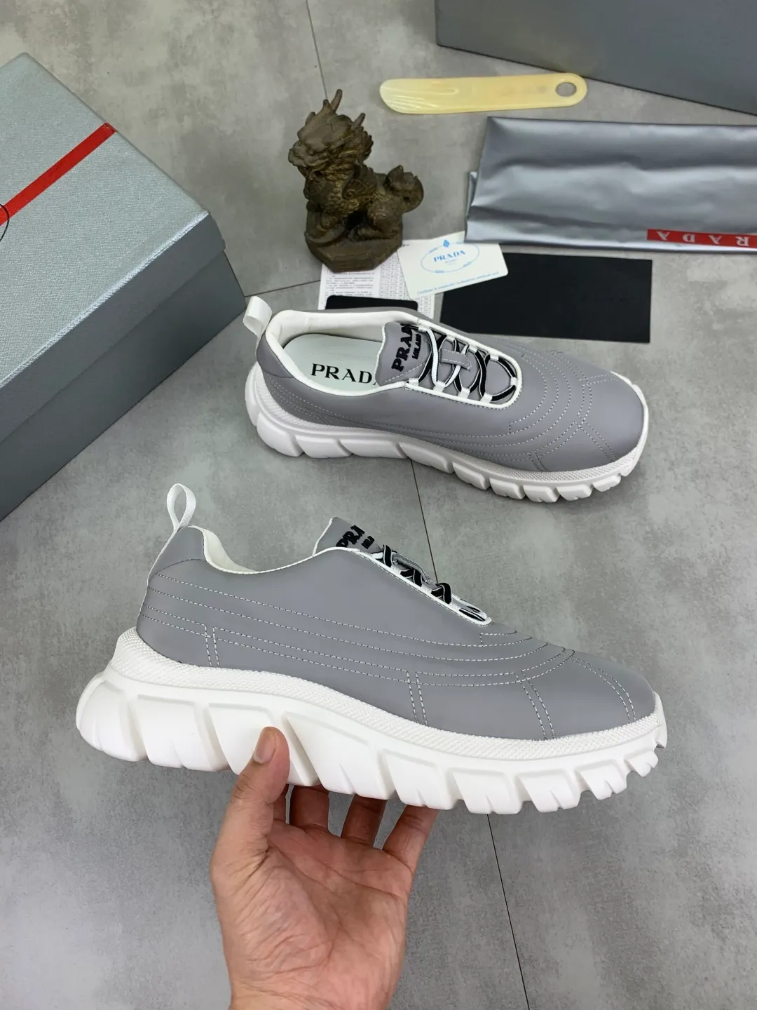 Men's shoes 💰P560💰[New style] popular models are on the official website, 🆘 Trendy brand (Prada) mainly promotes popular models, avant-garde and versatile fashion men's shoes private version mold opening, cowhide surface splicing 1:1.. Fashionable and simple, original imported cowhide lining cowhide feet; the atmosphere and personality are more fashionable, eye-catching and pursuing class. It will subvert the old idea and be a must-have for fashionistas with you! Must keep it for yourself! Tall and comfortable, large and low, high-end quality workmanship. Size: 38-44 5️⃣colors available.